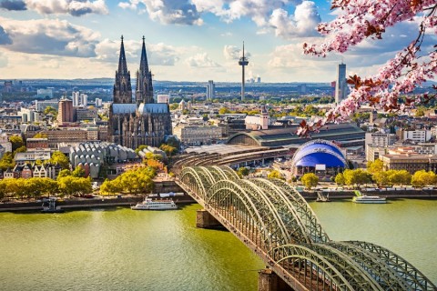 КАНИКУЛЫ В ПАРИЖЕ