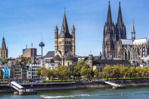 КАНИКУЛЫ В ПАРИЖЕ