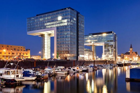 КАНИКУЛЫ В ПАРИЖЕ